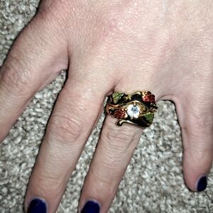 Elegant Gold and Green Leaf Ring